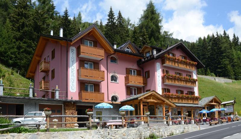 Hotel La Roccia Passo del Tonale Exterior photo